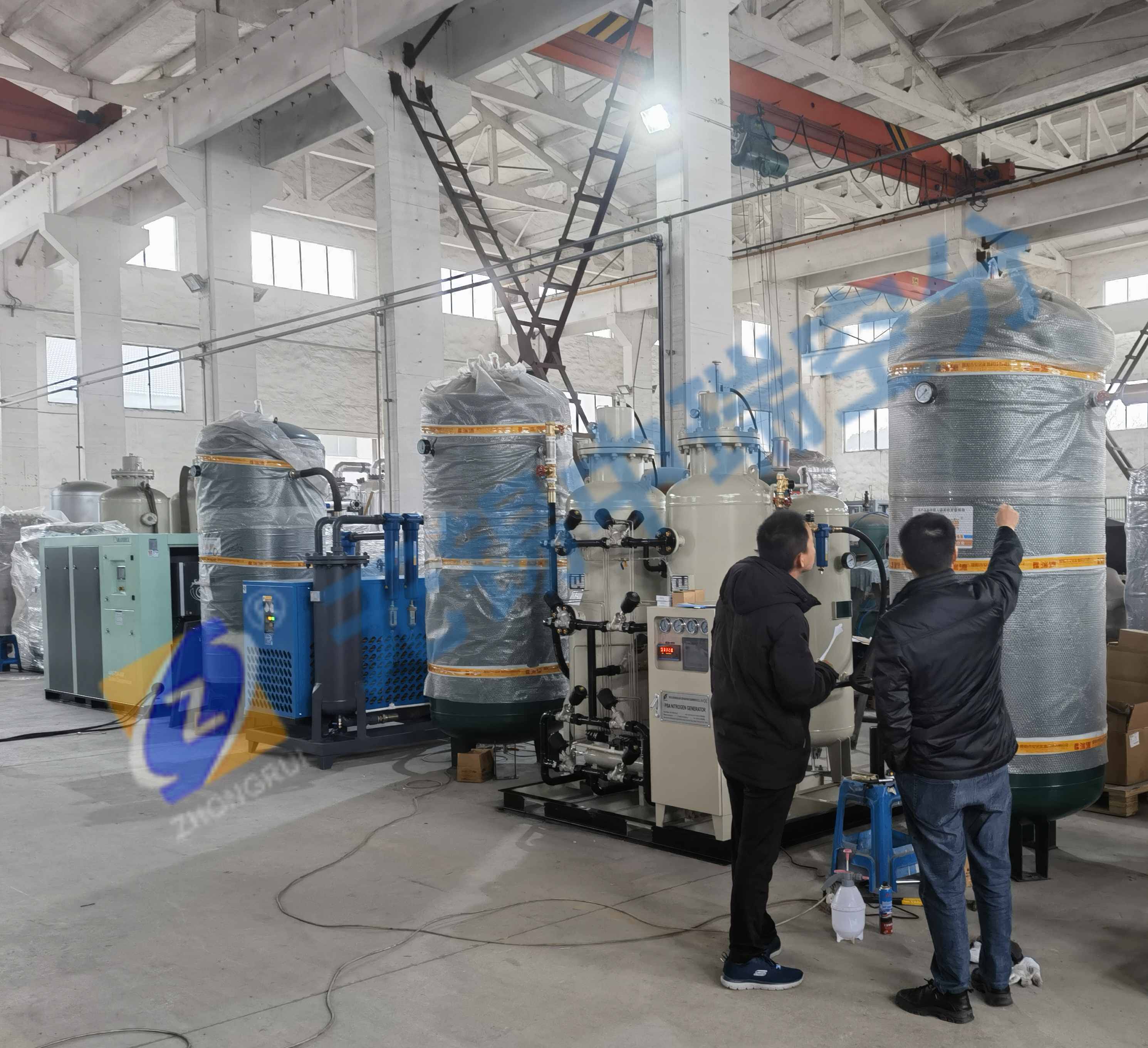 整套高純度制氮機發貨前，客戶來工廠實地驗貨及學習，無錫中瑞空分全力提供優良服務