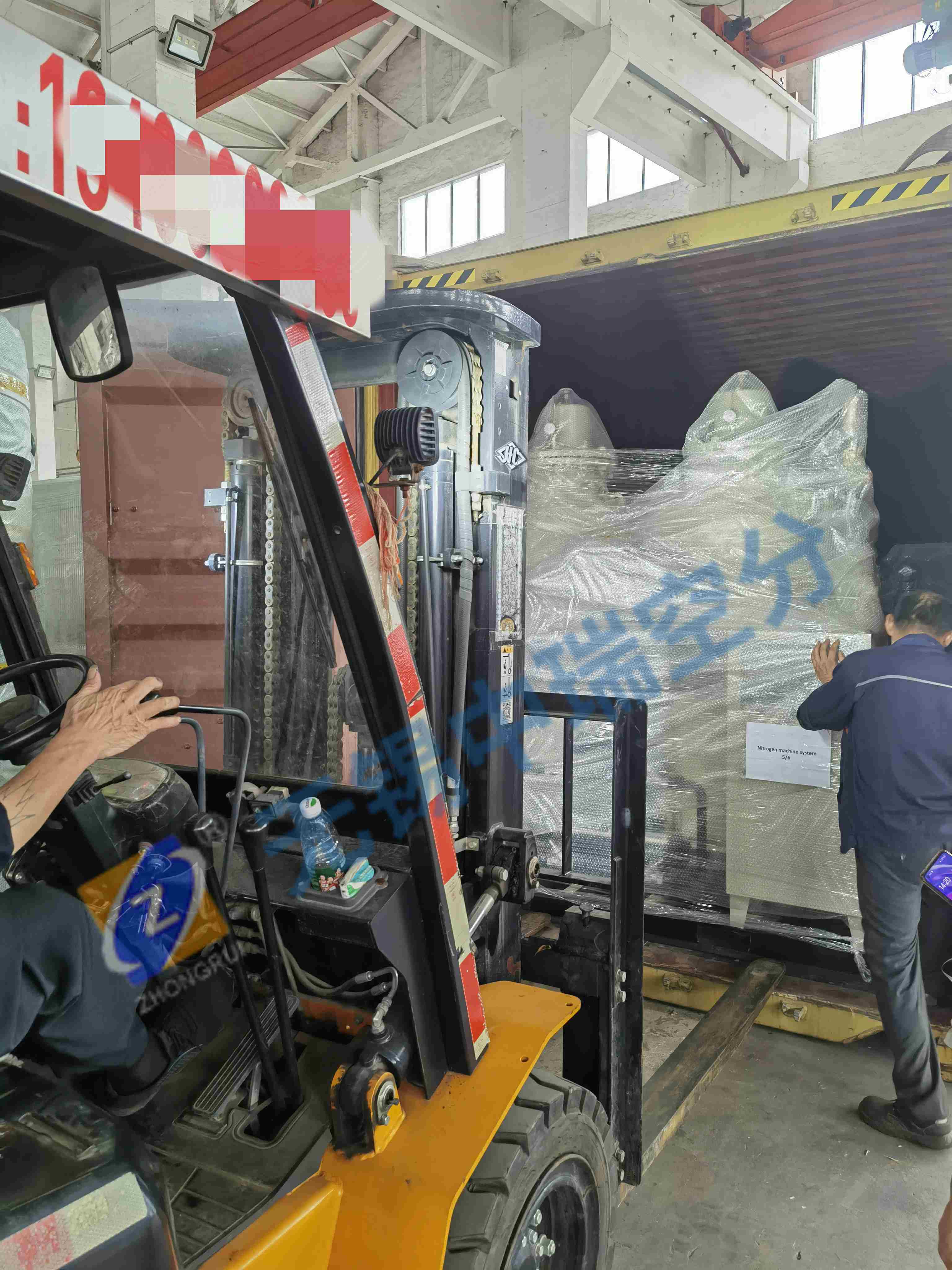 炎炎夏日，整套高純度制氮系統入裝40尺高柜發貨